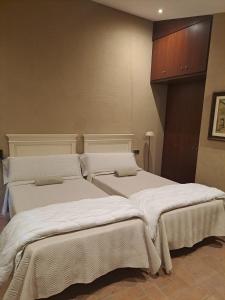 two beds sitting next to each other in a room at L'Era de Can Ribes Tor in Tor