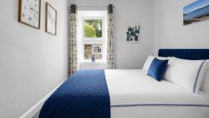 a bedroom with a bed and a window at Modern Apartment with Garden in Rothesay