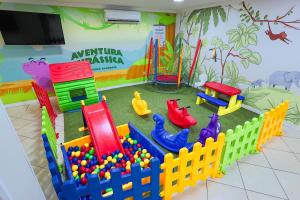 ein Kinderspielzimmer mit Spielzeug und einem Fernseher in der Unterkunft Hotel Açores in Balneário Camboriú
