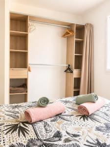 a bedroom with a bed with two pillows on it at Charmante maison neuve proche Ocean in Léon
