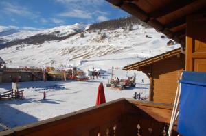 a ski slope with a ski lift and a ski lodge at Hotel Carpe Diem in Livigno