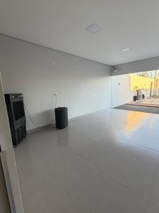 an empty room with a white wall and a trash can at Lotus in Gurupi