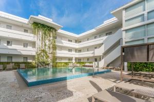 una vista exterior de un edificio con piscina en Beach Haus Key Biscayne Contemporary Apartments en Miami