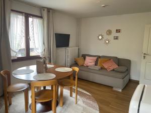 a living room with a table and a couch at Gästehaus Sandvoss in Titisee-Neustadt