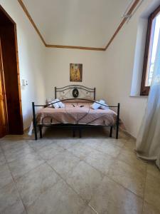 a bedroom with a bed in the corner of a room at Casa Corallo Nero in Favignana