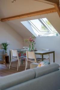 a dining room with a table and chairs and a skylight at Vakantiewoning De Woestijn - Den Ast in Roosdaal
