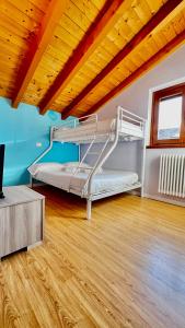 a room with a bunk bed and a wooden ceiling at Colico Zen House in Colico