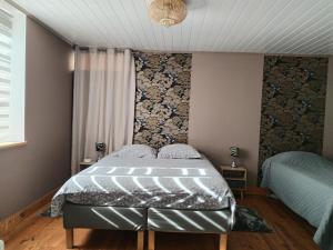 a bedroom with a bed and a wall at Hédoniste 1 in Herpy-lʼArlésienne