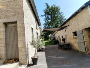 a dog laying on the ground next to a building at Hédoniste 1 in Herpy-lʼArlésienne