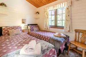 a bedroom with two beds and a window at 2 Bed in Lynton oc-riverl in Lynmouth