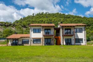 a house with a mountain in the background at Casas Green Ordesa in Aínsa
