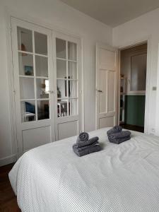 a bedroom with a bed with two towels on it at Le Clair Bellifontain in Fontainebleau