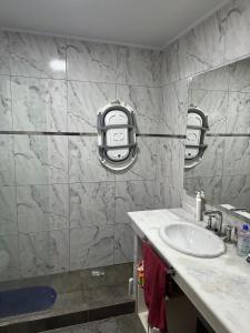 a bathroom with a sink and a marble wall at Quinta Narbaiz in Estación Nueve de Julio Sur +14 photos