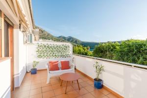 a balcony with a chair and a table at Siente Cazorla Alojamientos in Cazorla