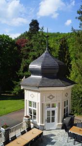 a gazebo with a roof with a table at Landsitz Kammerburg - Villa in Lorch am Rhein