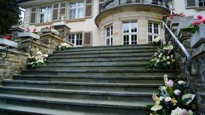 a set of stairs in front of a building at Landsitz Kammerburg - Villa in Lorch am Rhein