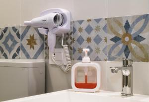 a bathroom with a hairdryer and a blow dryer at 100 Passi dal Porto in Civitavecchia