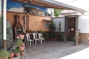 a patio with a table and chairs and plants at Valle Dorado Residence in Colcapirhua