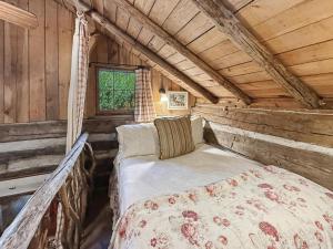 a bedroom in a log cabin with a bed at Melrose Cabin in Highlands