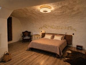 a bedroom with a bed in a room with a ceiling at Jardines de Ifonche in Ifonche