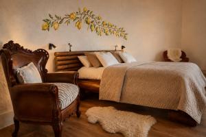 a bedroom with a bed and a chair at Jardines de Ifonche in Ifonche