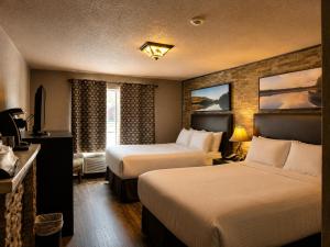 a hotel room with two beds and a window at Quality Inn Fort Frances in Fort Frances +27 photos