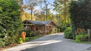 a house in the middle of a driveway at 826 Wilson Road in Highlands