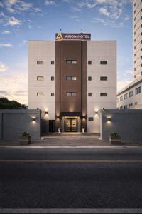 a building with a sign on top of it at Arion Hotel Sapopemba in São Paulo