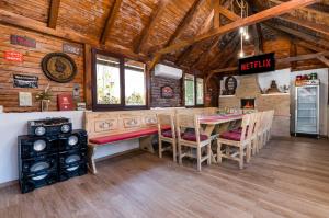 ein Esszimmer mit Tisch und Stühlen in einer Hütte in der Unterkunft Casa Dudu in Moieciu de Jos