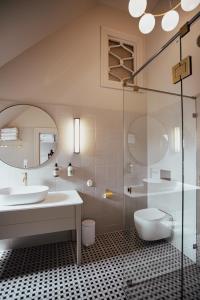 ein Badezimmer mit Badewanne, Waschbecken und Toilette in der Unterkunft Gamlekaien in Skudeneshavn