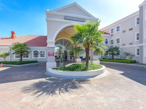 a palm tree in front of a building at Mercure Johannesburg Randburg in Johannesburg