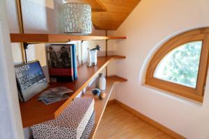 a tiny house with a window and a desk at Dachnest in Unterwasser