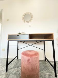 a desk with a pink stool in a room at Rab City Apartment Greeny in Rab