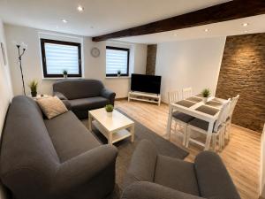 a living room with a couch and a table at Gemütliche Ferienwohnung in Hackenheim