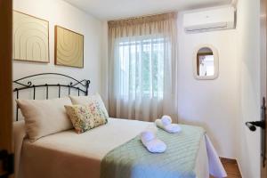 a bedroom with a bed with two towels on it at ESTRELLA de la SIERRA in Arroyo Frio +24 photos