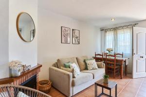 a living room with a couch and a table at ESTRELLA de la SIERRA in Arroyo Frio