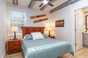 a bedroom with a bed and two lamps and a window at Lighthouse Lodge 2 Lakefront Pool Boat Slip in Kimberling City