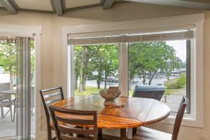 a dining room with a table and chairs and a window at Lighthouse Lodge 2 Lakefront Pool Boat Slip in Kimberling City
