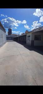 an empty parking lot with a building and clouds in the sky at COLOFT - Studio Térreo com Acessibilidade in Anápolis