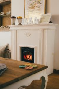 sala de estar con chimenea y chimenea en Apartamentos Aurelia Antica, en Santiago de Compostela