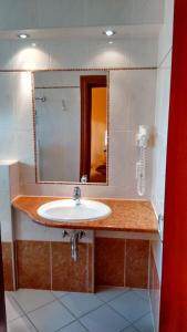 bagno con lavandino e specchio di Aparthotel Lekavski a Zaton