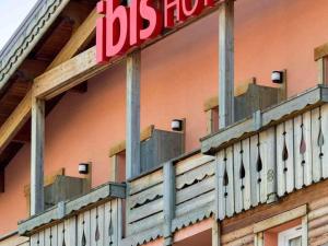 a sign on the side of a building at ibis La Bresse Gérardmer in La Bresse