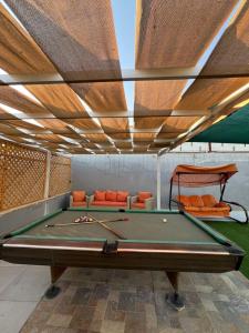 a pool table in a room with a ceiling at Al Salty in Tall ar Rāmah