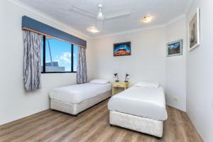 Letto o letti in una camera di Sunset Sails Penthouse Redcliffe