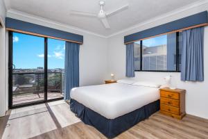 Letto o letti in una camera di Sunset Sails Penthouse Redcliffe