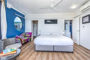En eller flere senger på et rom på Sunset Sails Redcliffe