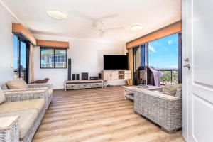 TV o dispositivi per l'intrattenimento presso Sunset Sails Penthouse Redcliffe