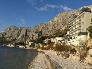 a building on the shore of a body of water at ADRIA MIRIS apartments in Drasnice