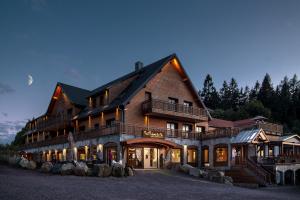 a large wooden house with a gambrel at Hotel Restaurant Mont Champ du Feu in Belmont