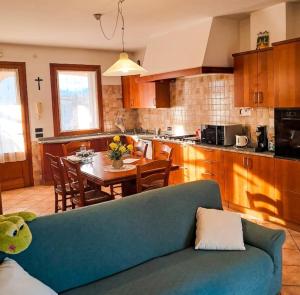 a living room with a blue couch in a kitchen at Casa Il Sogno in Vazzola
